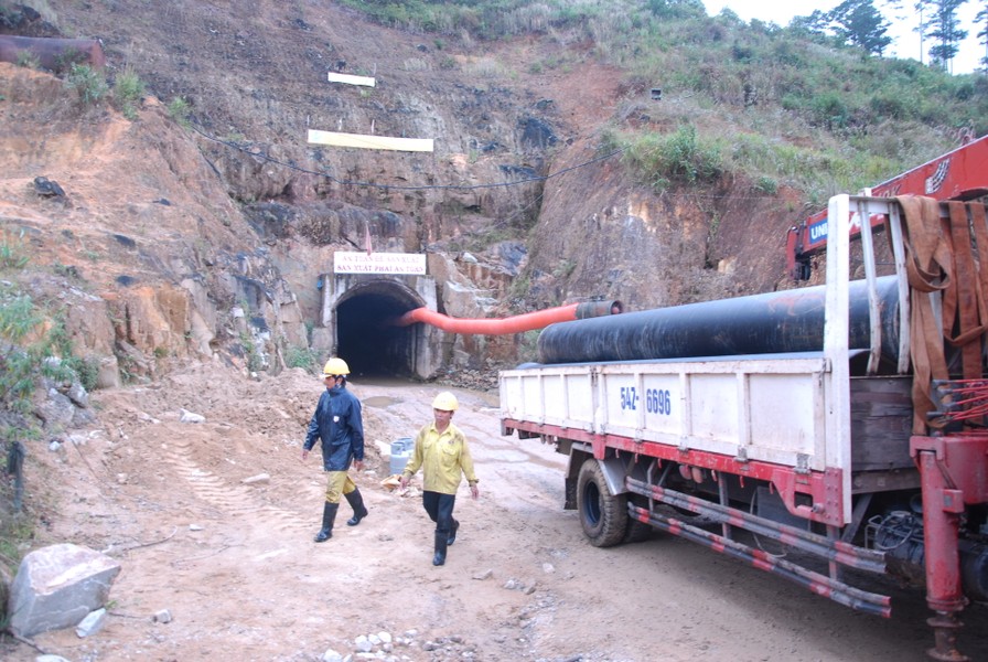 Phía đơn vị thi công là Công ty CP Sông Đà 505 cho biết, có khoảng 32 người tham gia thi công trong đường hầm dẫn nước (tuyến năng lượng), thì bất ngờ hầm bị sập, 20 người chạy ra phía miệng hầm thoát nạn. Hiện 12 người đang bị “cô lập” phía trong đường hầm, cách miệng hầm khoảng 600m.